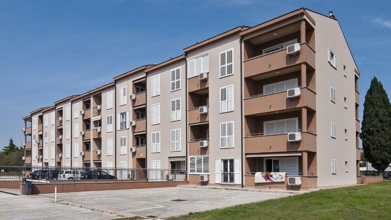 Pr Apartment Fazana Bagian luar foto